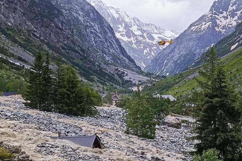 Le hameau de La Bérarde, dans le massif de l’Oisans (Isère), enseveli par des torrents de roches et de boue, le 21 juin 2024, sur une image capturée par un touriste espagnol alpiniste évacué par hélicoptère. JOSé GARCIA / PHOTOPQR / LE DAUPHINE / MAXPPP